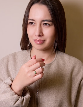 Anillo con gema de baguette Ingrata Fortuna 14 k de oro amarillo esmeralda pulido