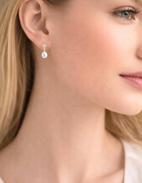 Aretes cortos de rombo Mancini de oro 10 K con acabado brillante zirconia