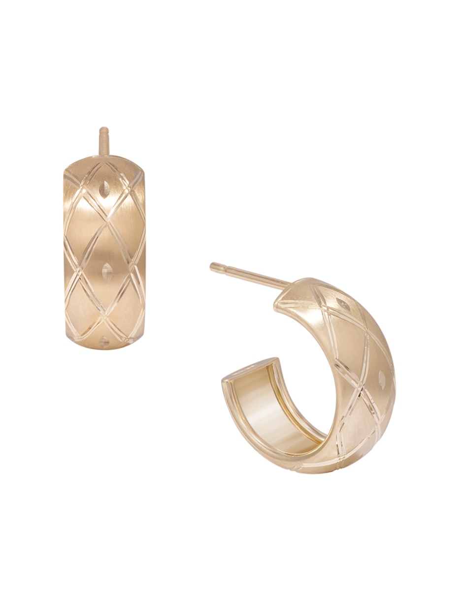 Aretes de oro con acabado brillante