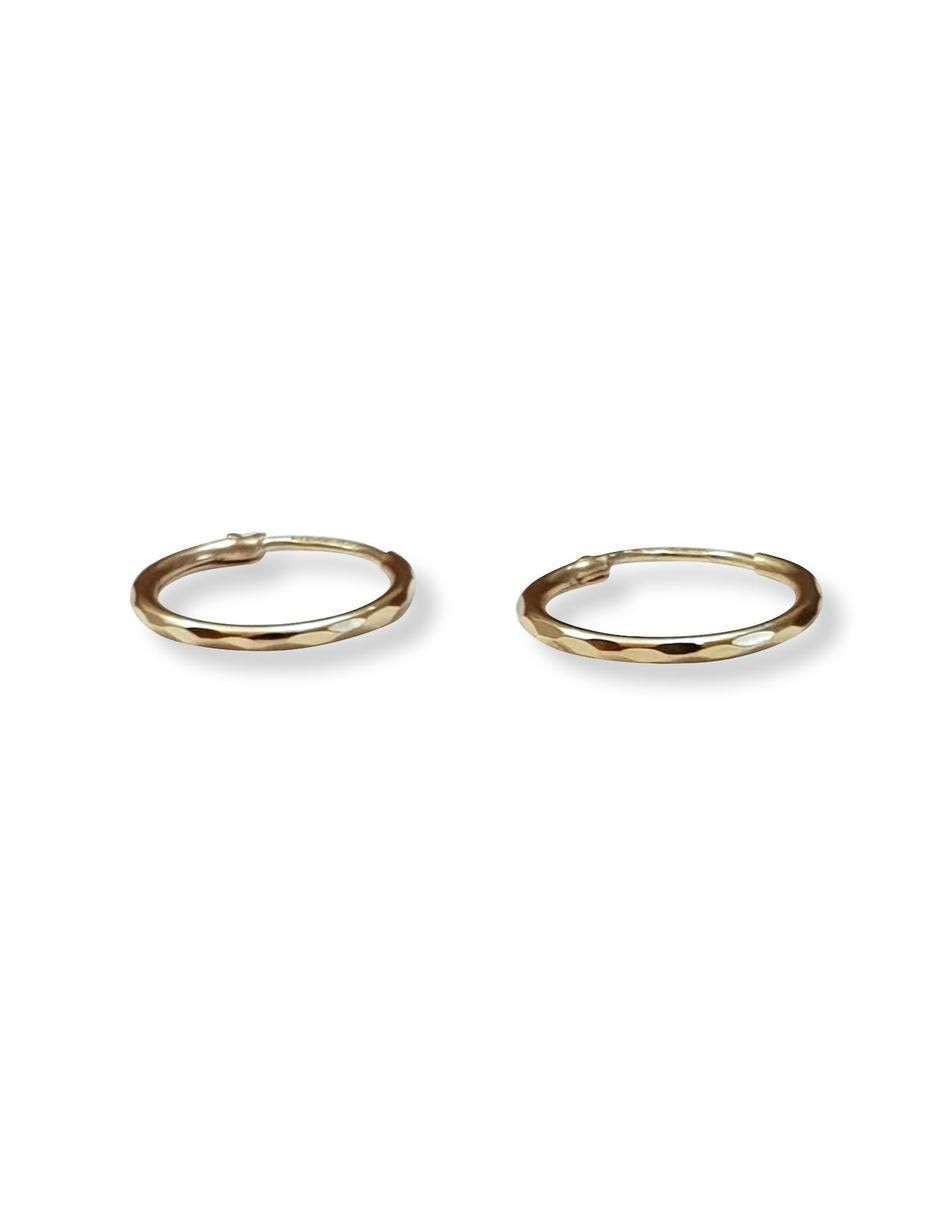 Aretes de oro con acabado brillante