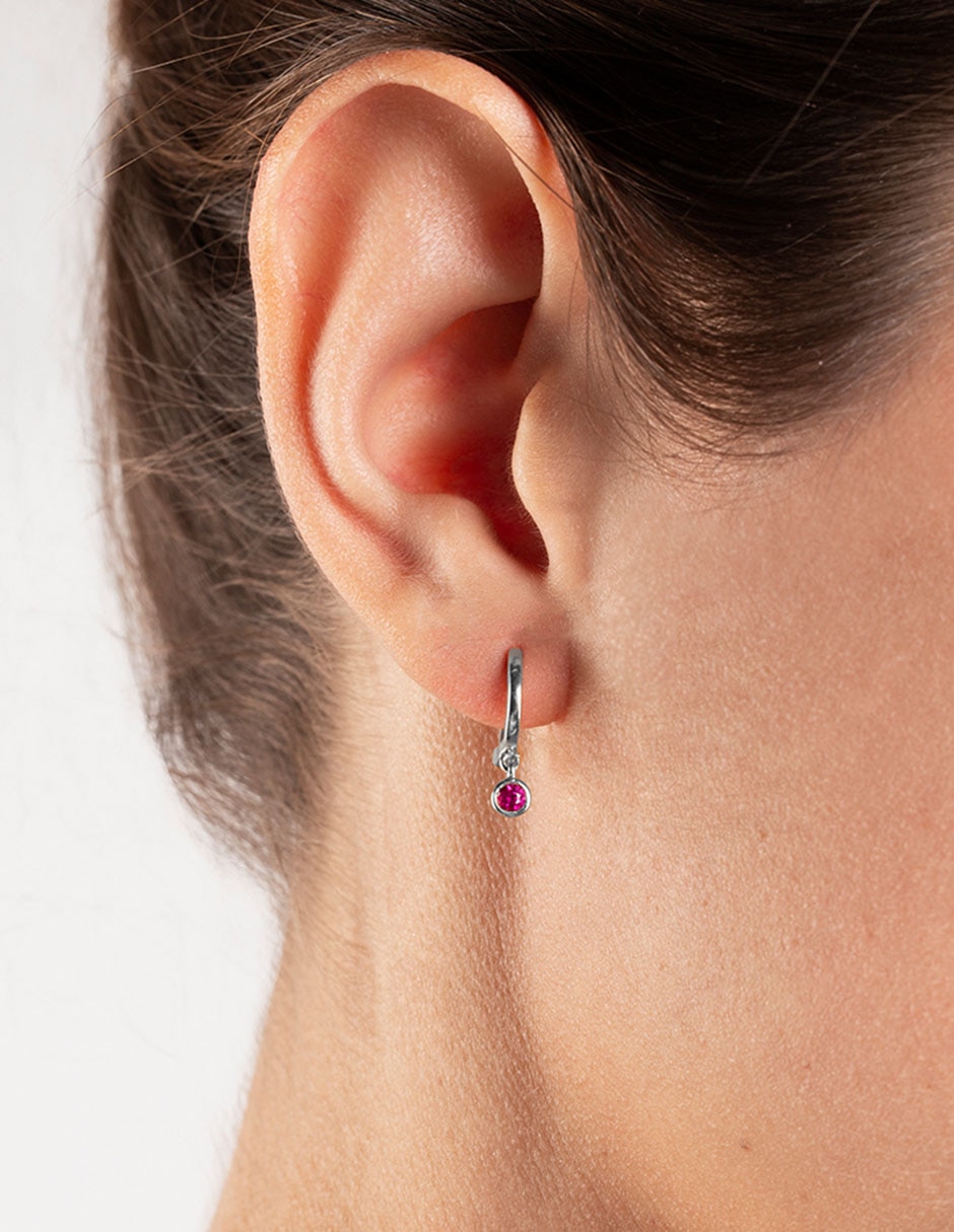 Aretes redondos de oro blanco con acabado brillante rubí 3