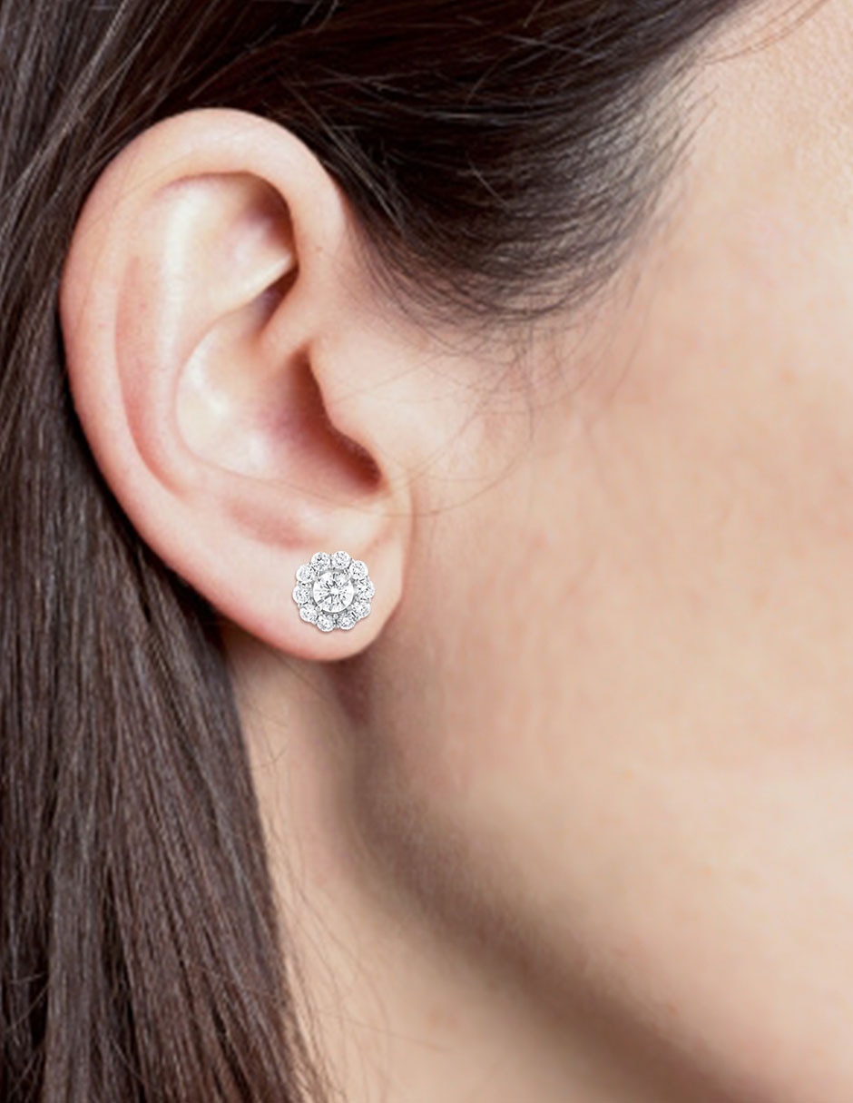 Aretes cortos de flor de oro 14 K con acabado pavé 3