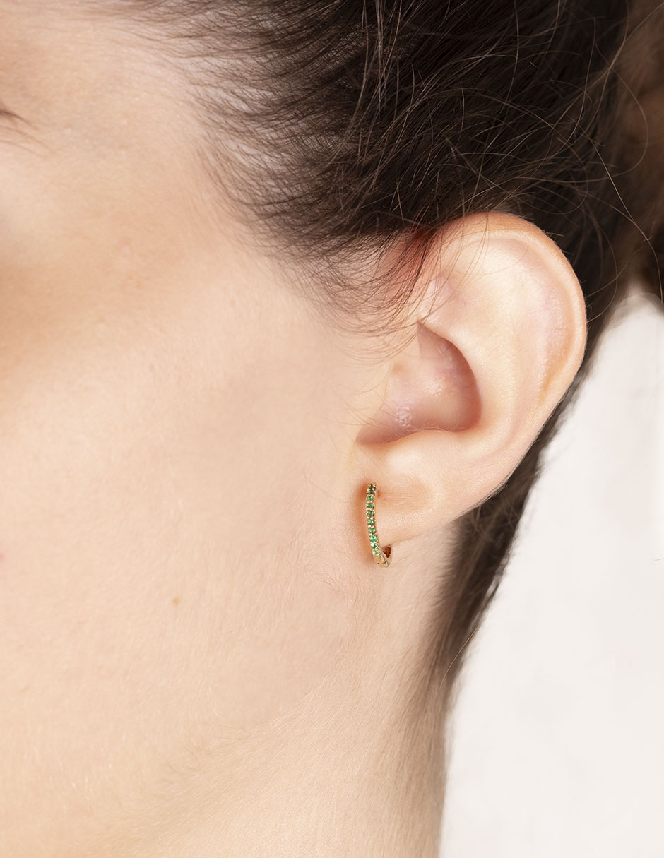 Aretes redondos de oro con acabado pavé esmeralda 3