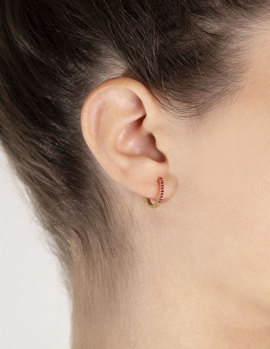 Aretes redondos de oro con acabado pavé rubí 3