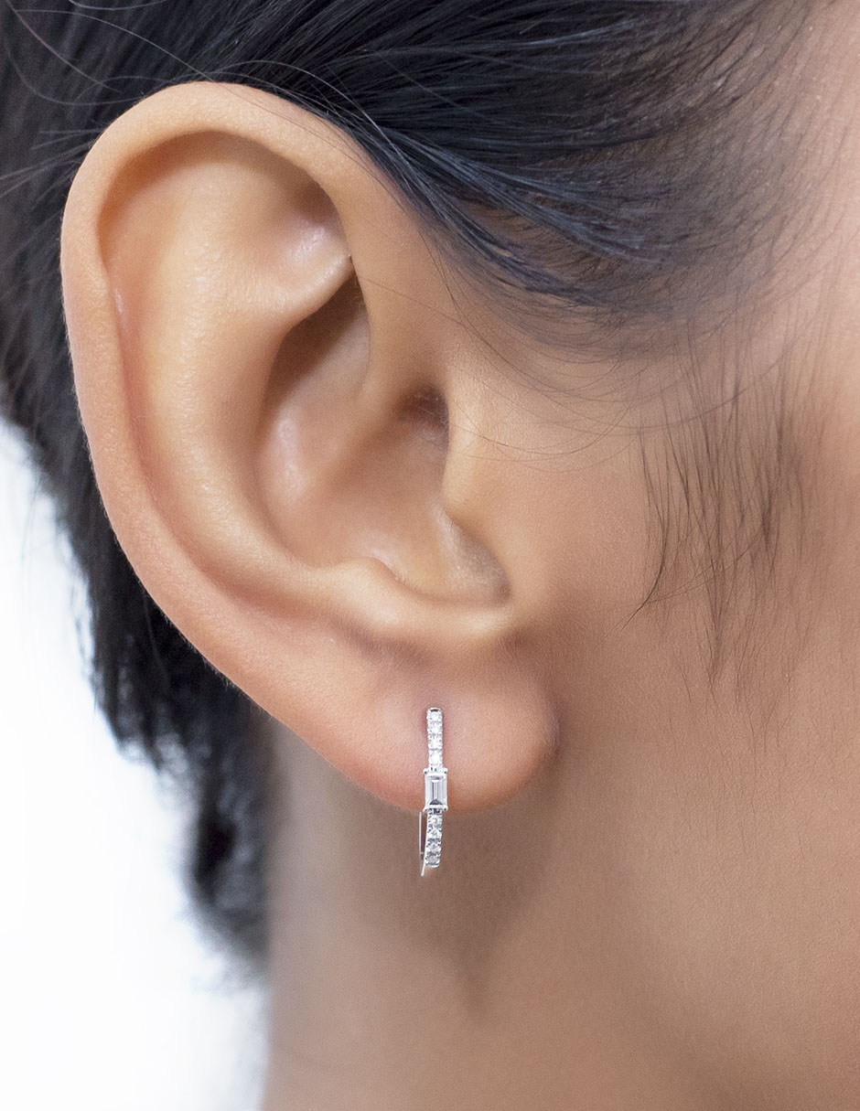 Aretes redondos de oro blanco con acabado pavé diamante 3