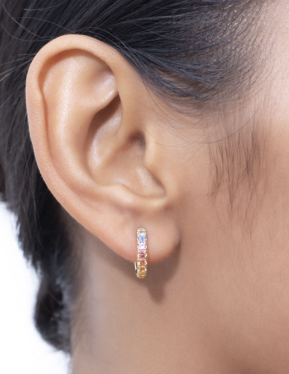 Aretes redondos de oro con acabado pavé zafiro 3