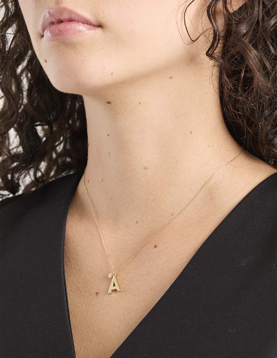 Collar con dije de letra a de oro amarillo 14 K 3