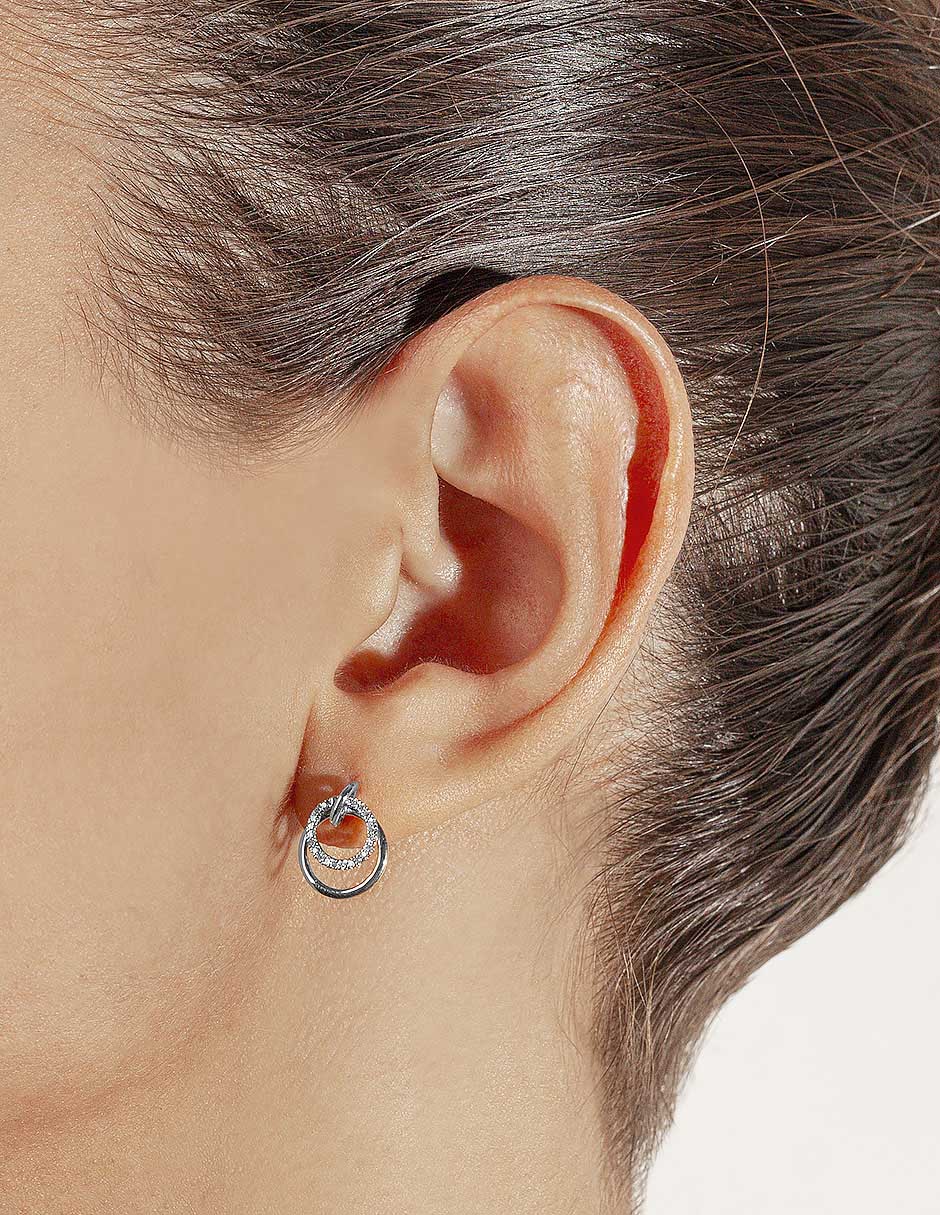 Aretes redondos de oro blanco con acabado brillante diamante 3