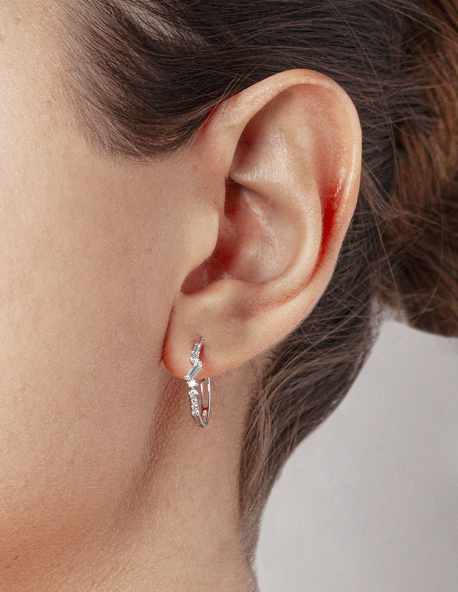 Aretes de oro blanco con acabado brillante diamante 3