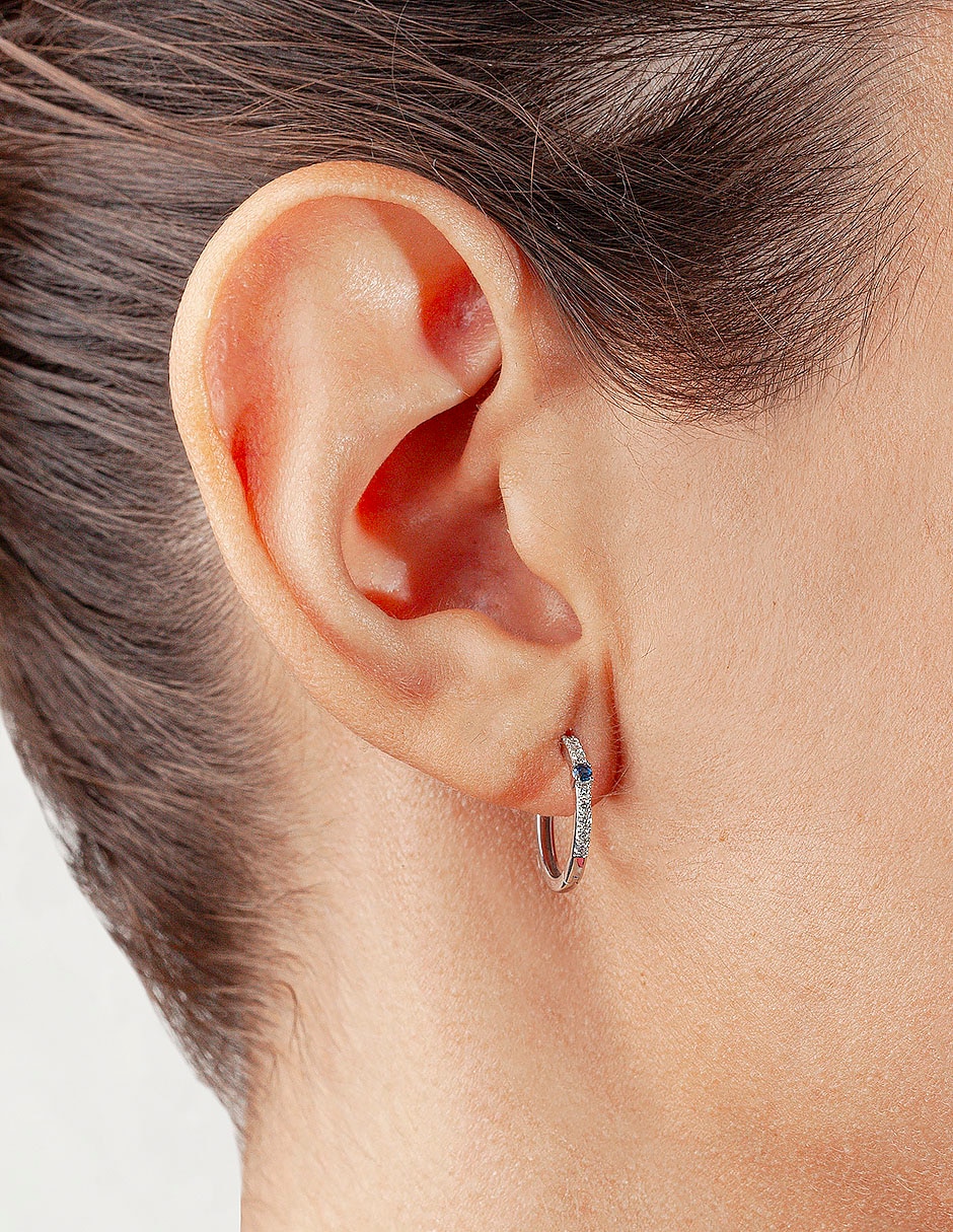 Aretes redondos de oro blanco con acabado brillante zafiro 3