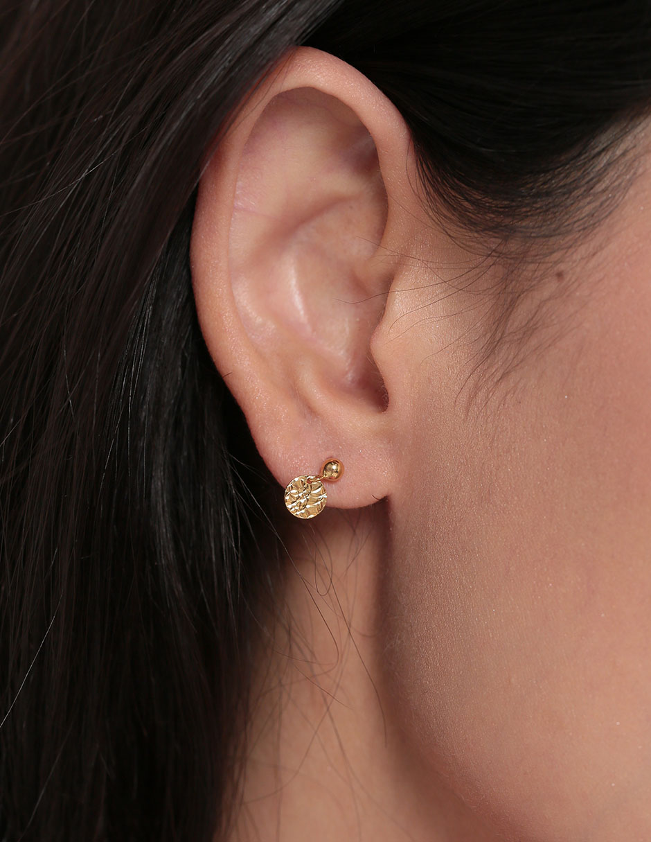 Aretes redondos de oro con acabado martillado 4