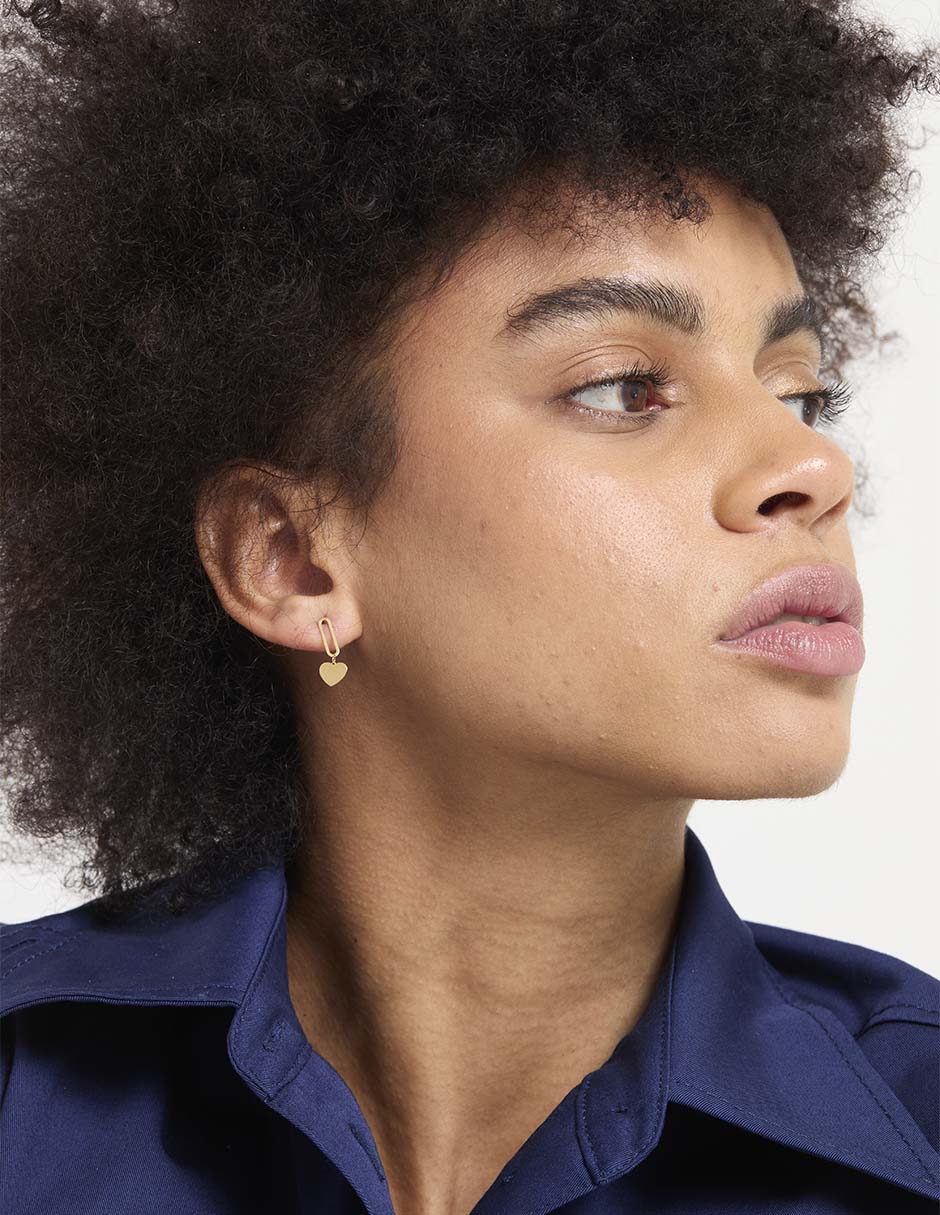 Arete corto de corazón de oro amarillo 14 k con acabado pulido 4