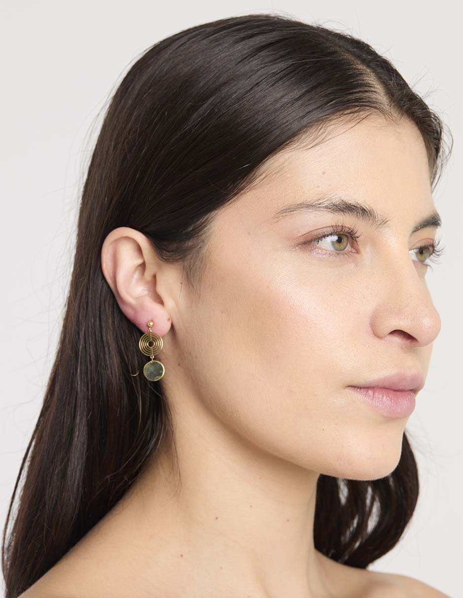 Aretes cortos Unoarre de oro amarillo 14 k con acabado pulido 4