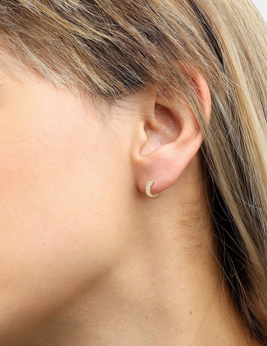Aretes redondos de oro con acabado pavé zirconia 4