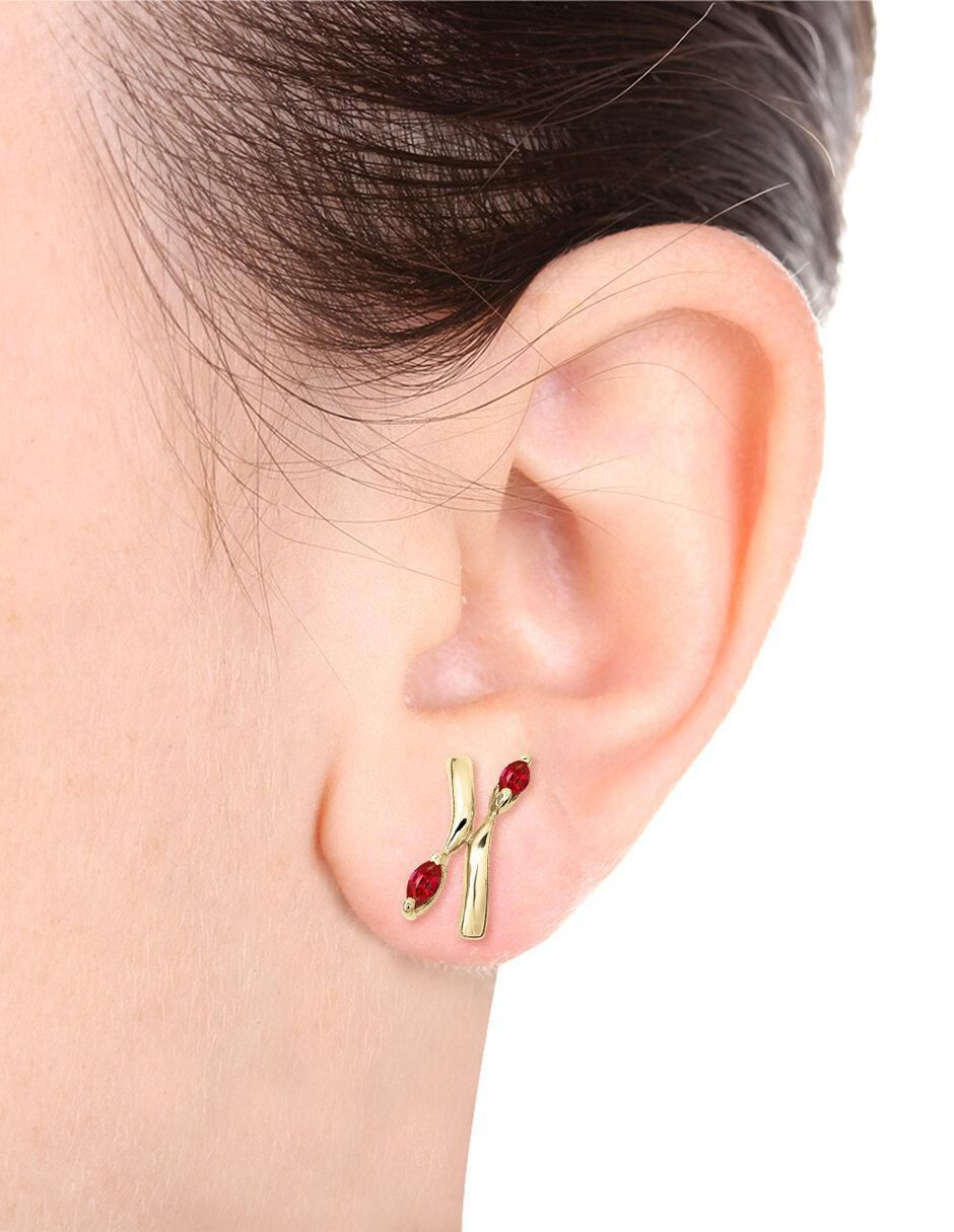 Aretes de letra x Danna de oro amarillo con acabado brillante rubí 2