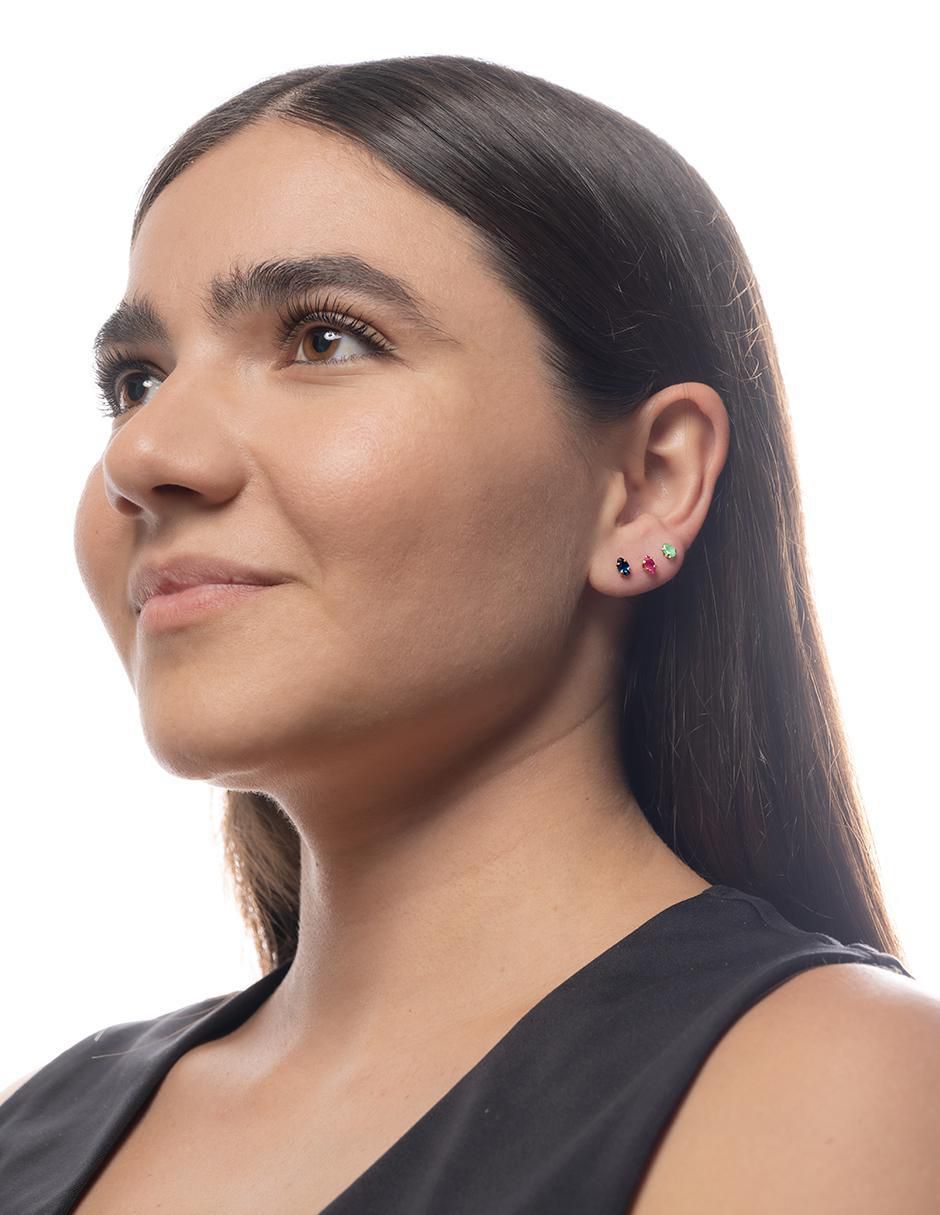 Set de aretes ovalados de oro con acabado brillante rubí y zafiro 3
