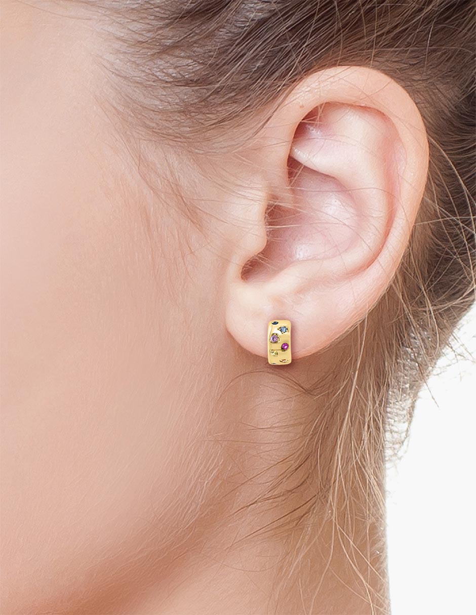 Aretes cortos de oro amarillo 14 K con acabado pavé Zafiro 3