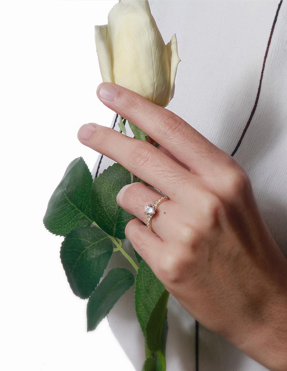 Anillo con gema 10 k de oro amarillo zirconia pulido 3