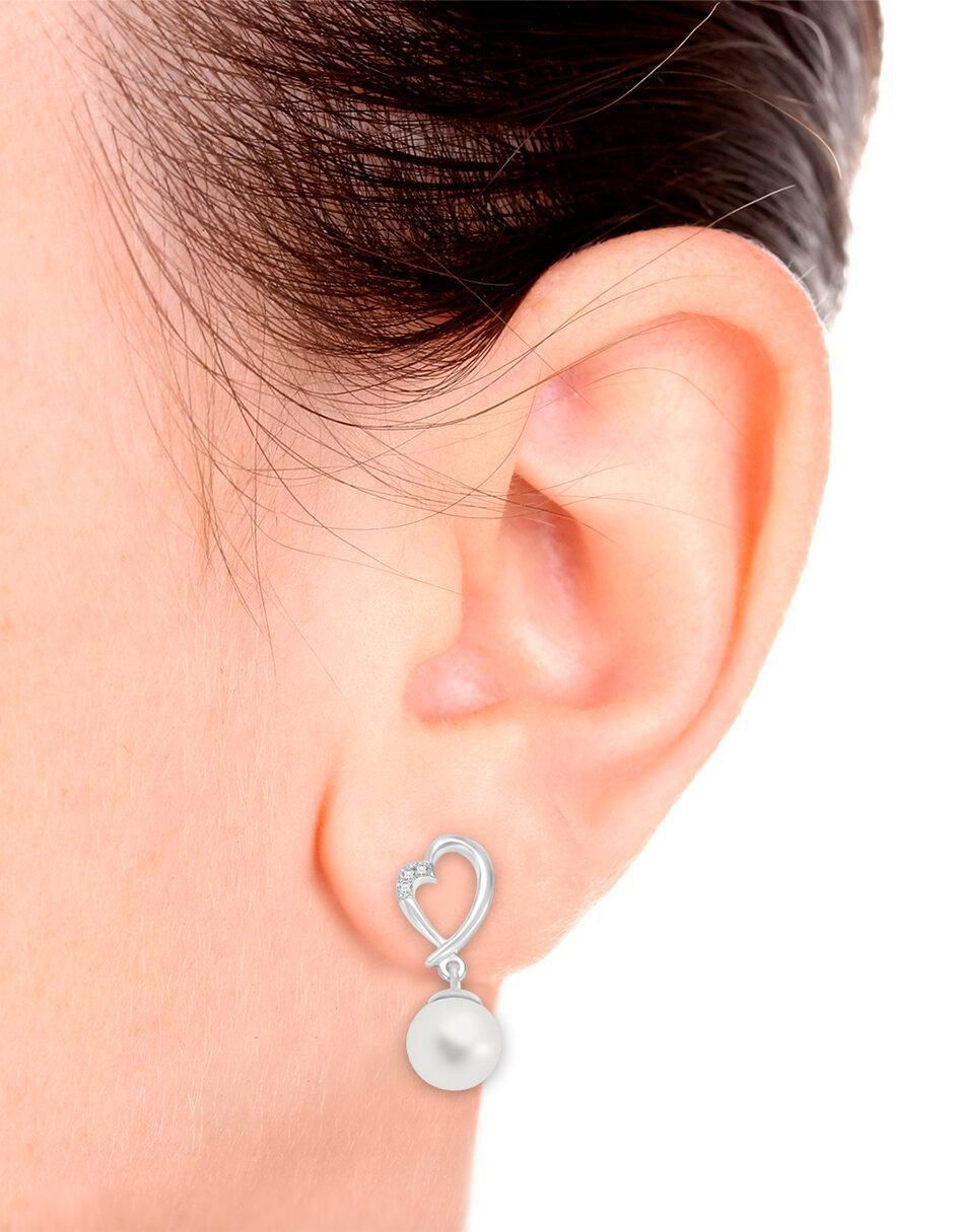 Aretes de corazón de oro blanco con acabado brillante perla y diamante 2