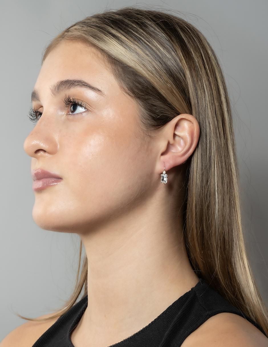Aretes rectangulares de oro con acabado brillante zirconia