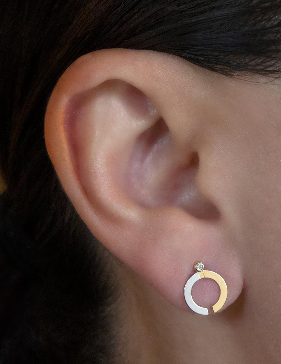 Broqueles de logo Exclusiva de oro amarillo con acabado espejo zirconia 4