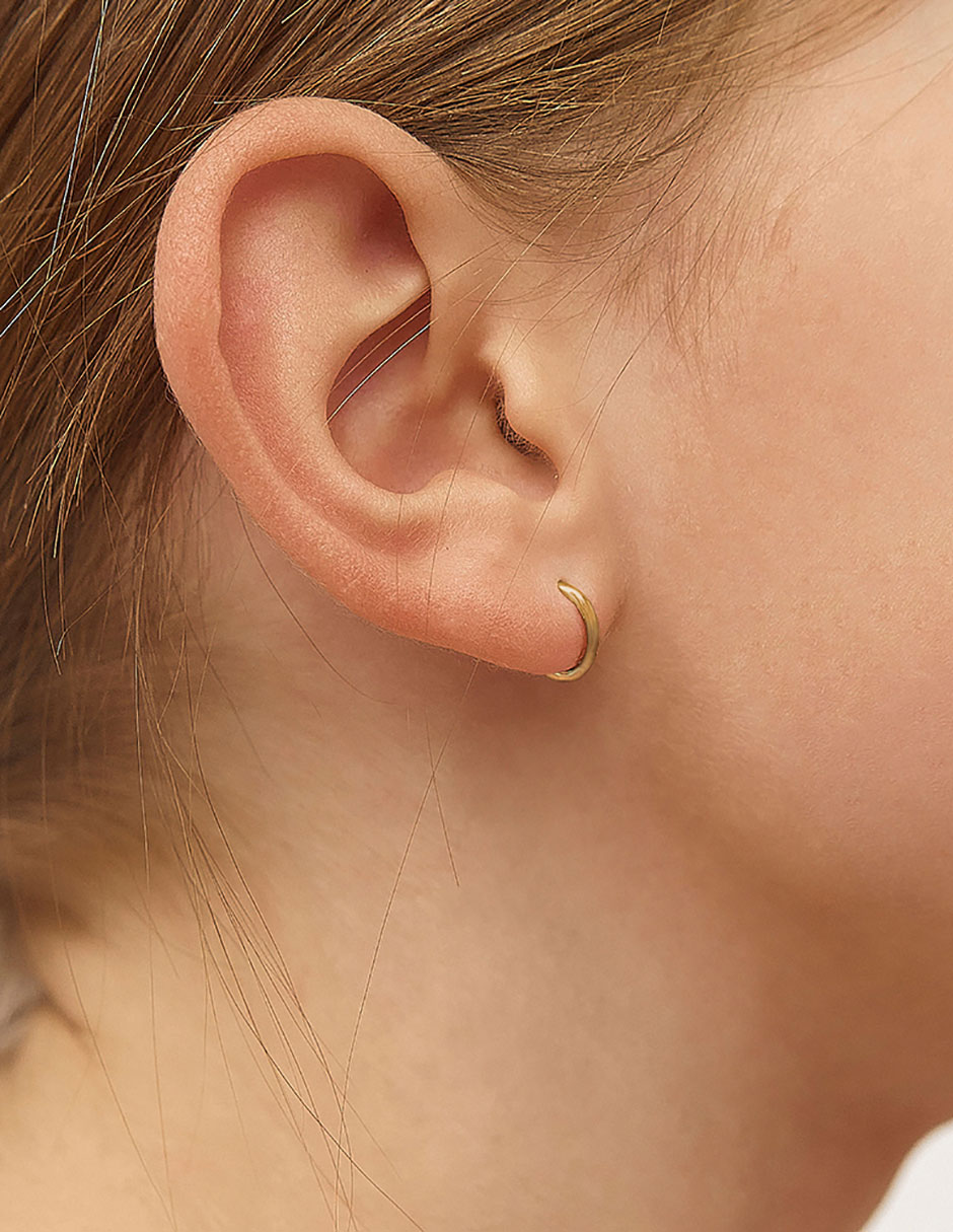 Aretes de aro redondos de oro amarillo con acabado brillante 3