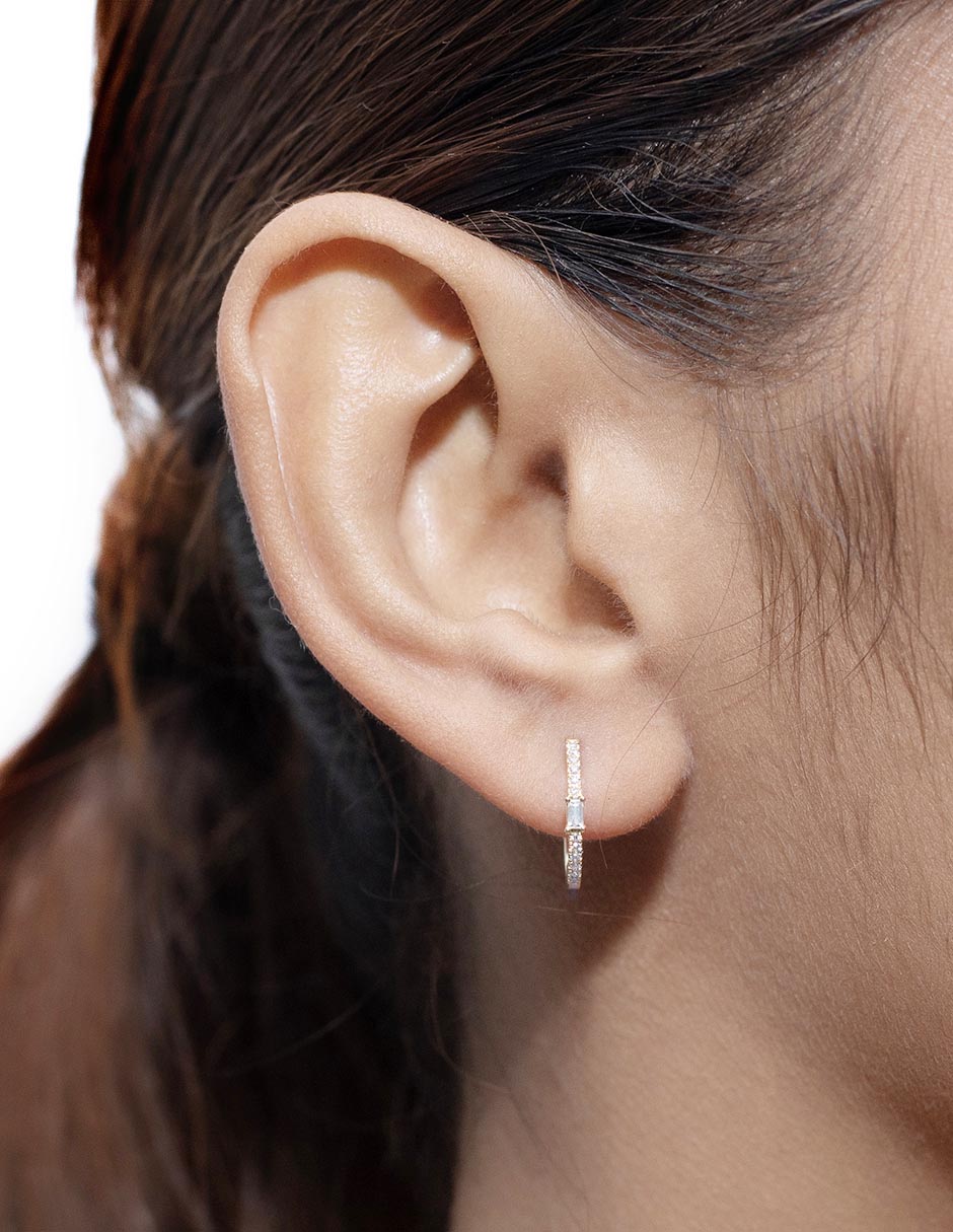 Aretes cortos de oro 14 K con acabado pavé diamante 3