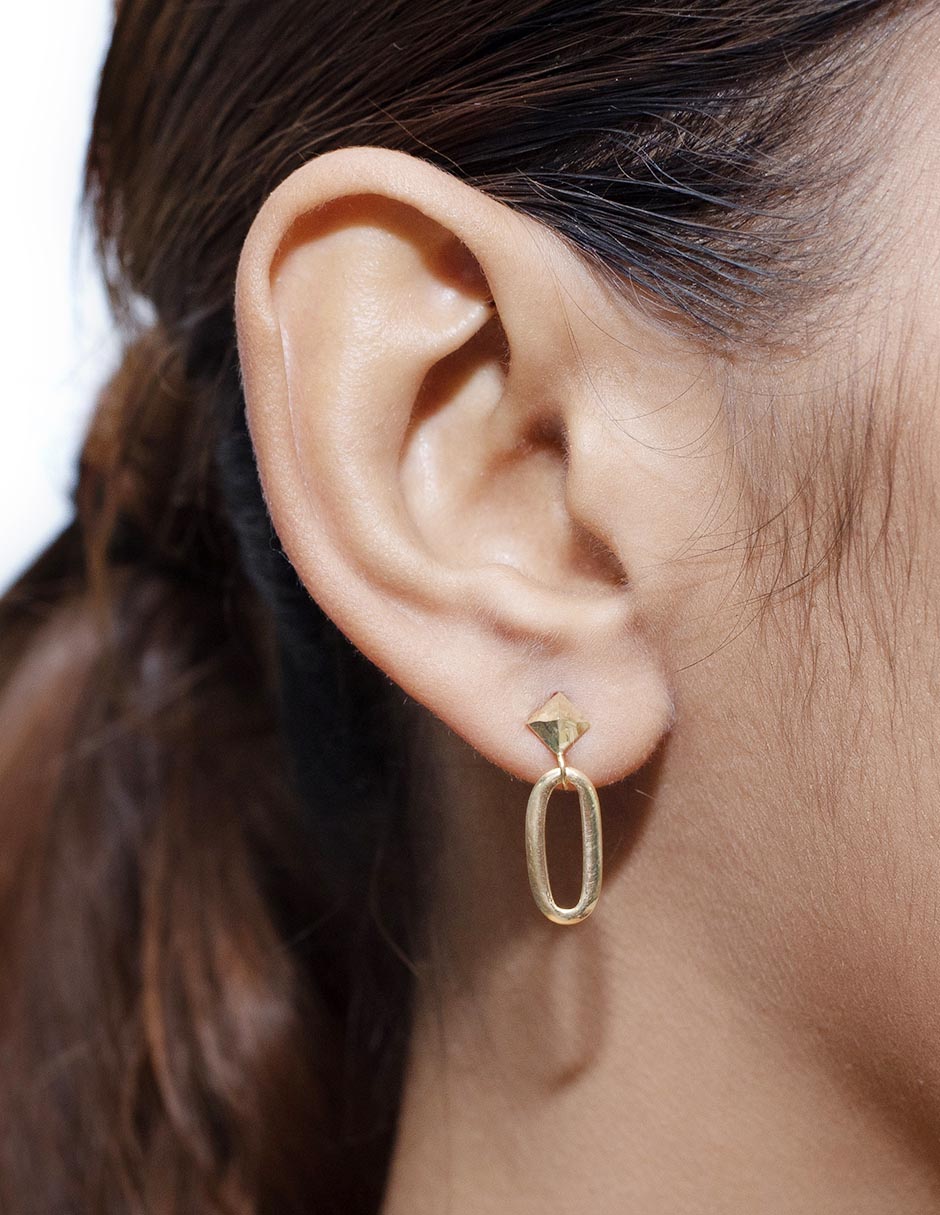 Aretes cortos ovalados de oro 14 K con acabado lustre 3