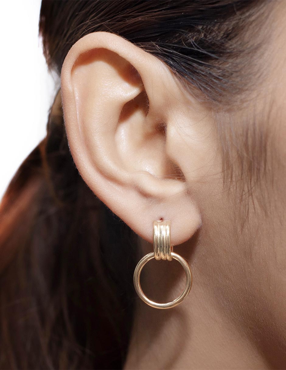 Aretes cortos de oro 14 K con acabado lustre 3