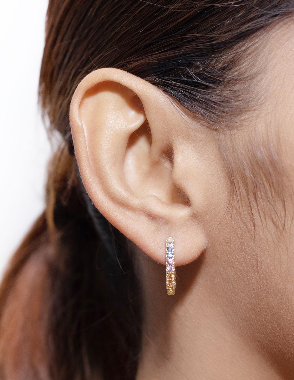 Aretes de aro de oro 14 K con acabado pavé zafiro 3