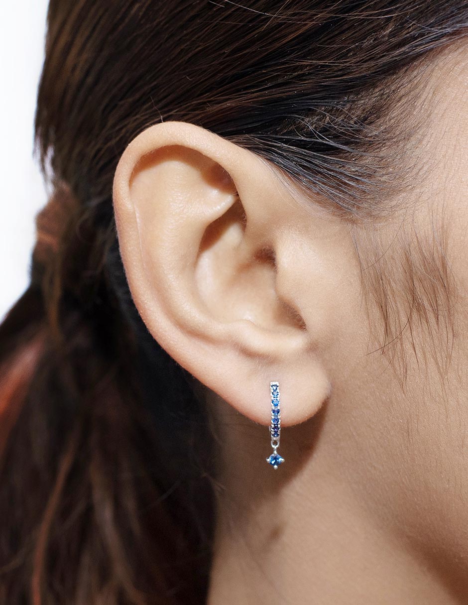 Aretes de aro de oro blanco 14 K con acabado pavé zafiro 3