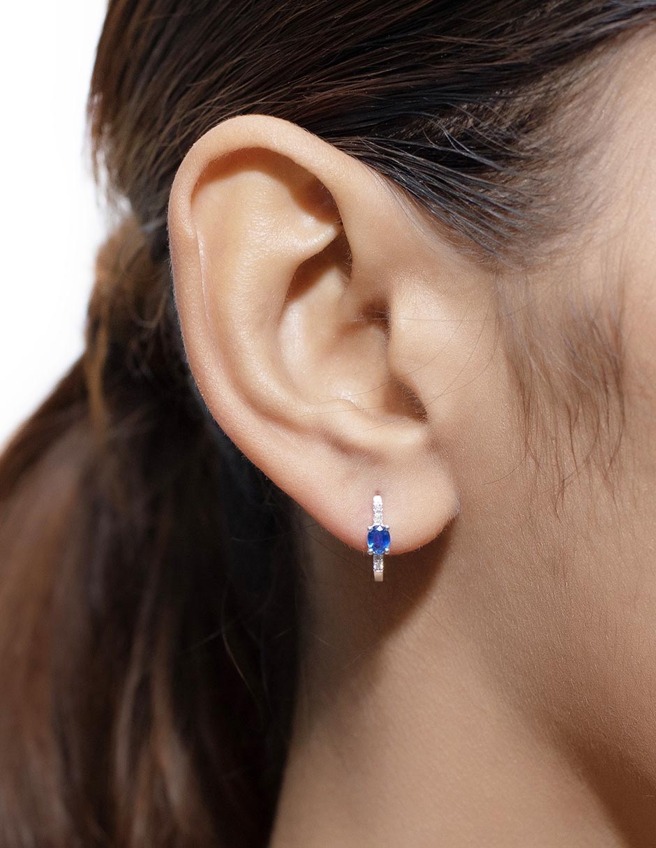 Aretes de aro circulares  de oro blanco 14 K con acabado pavé zafiro 3