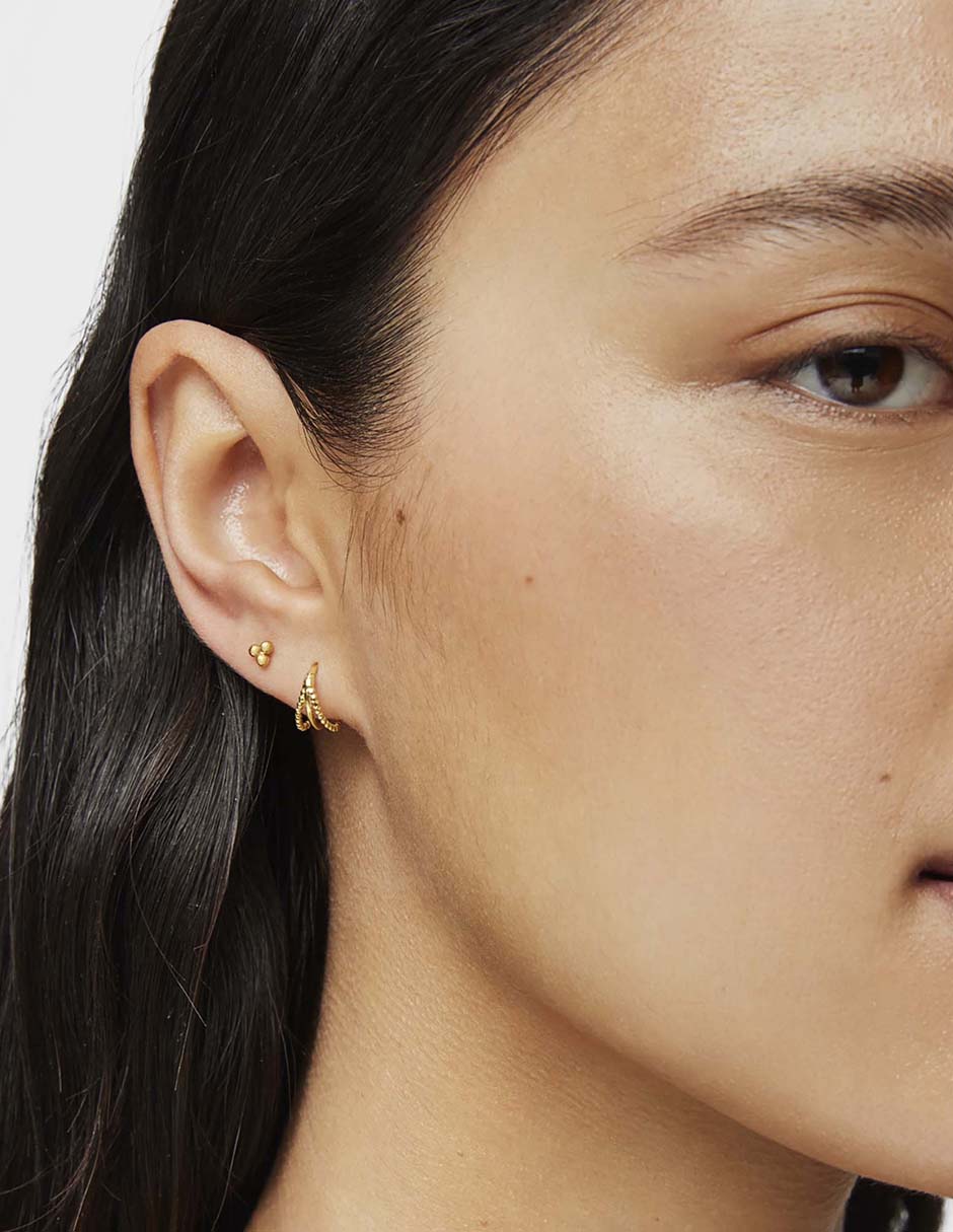 Aretes de oro amarillo con acabado brillante 4