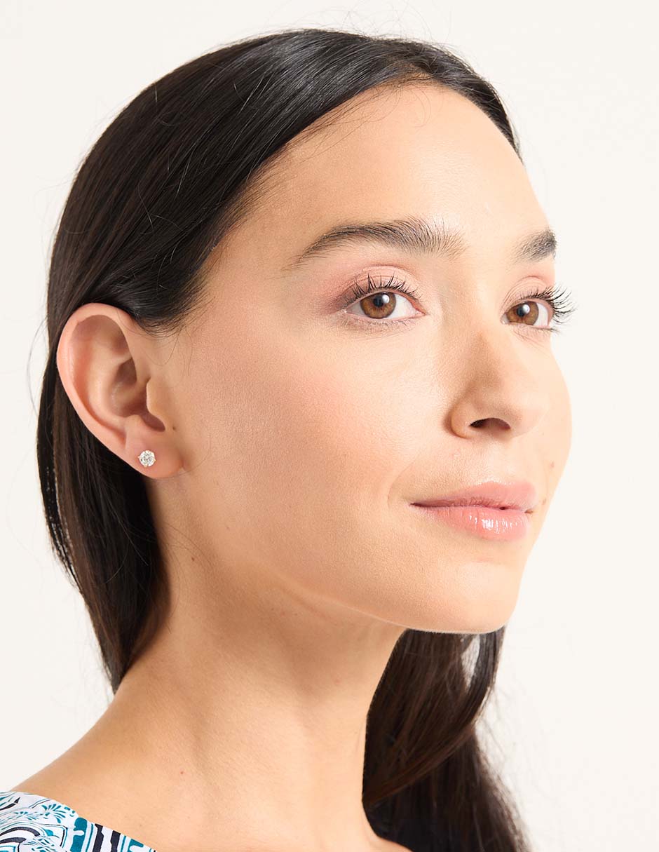 Aretes cortos de oro 14 K con acabado pavé diamante 4