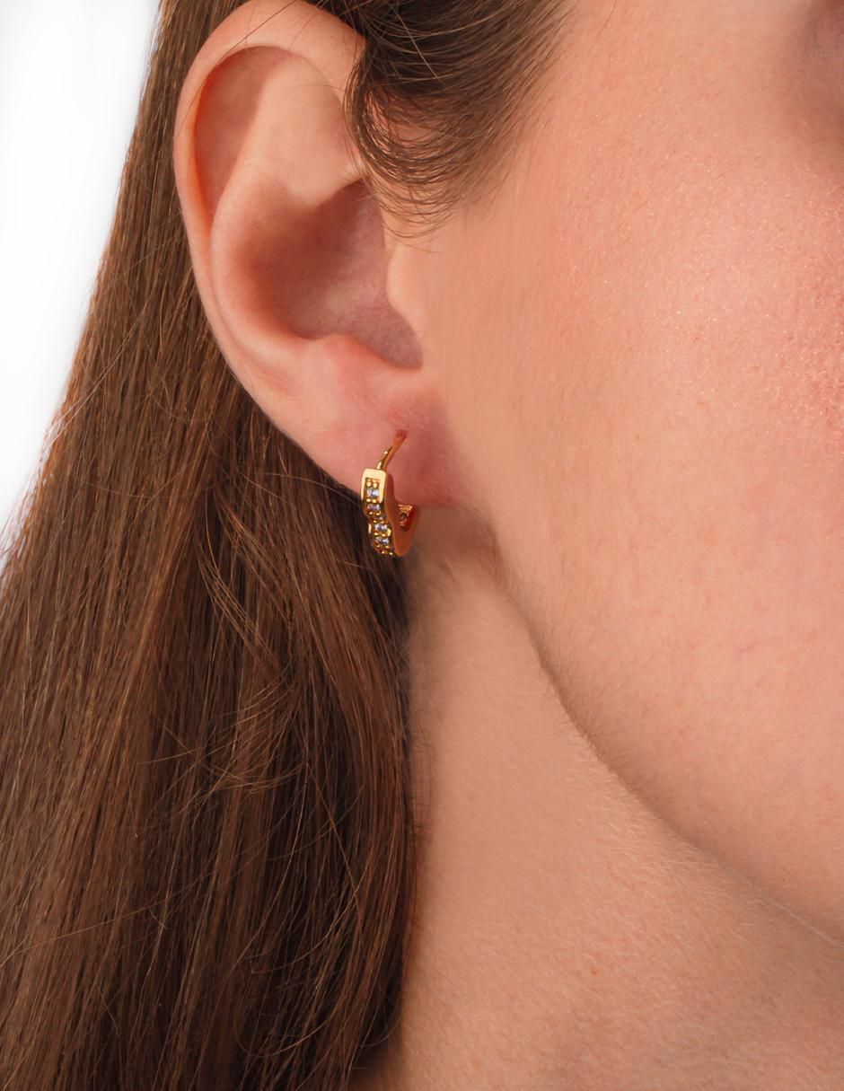 Aretes de corazón con acabado chapa de oro zirconia 2