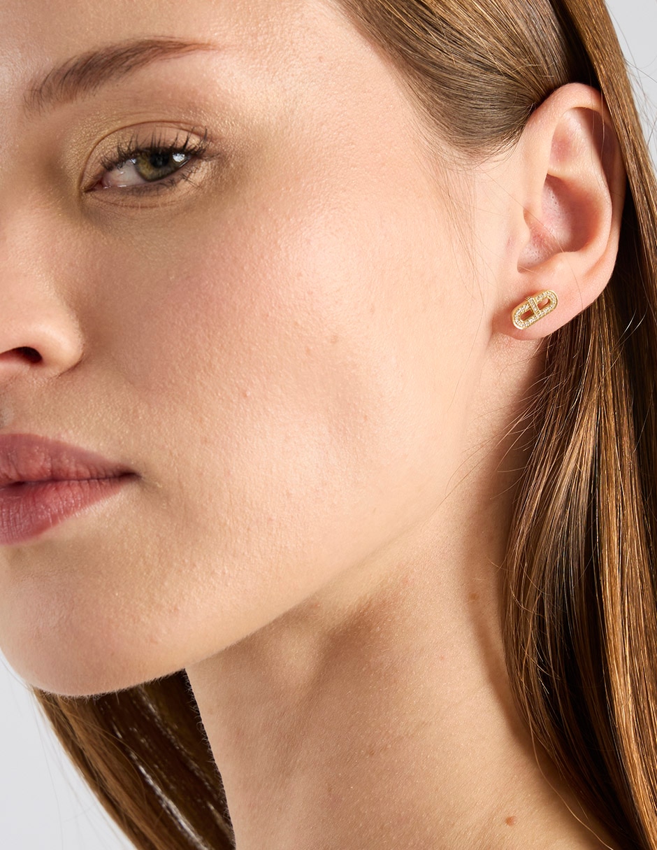 Aretes cortos ovalados de oro amarillo 14 K con acabado pavé diamante 4