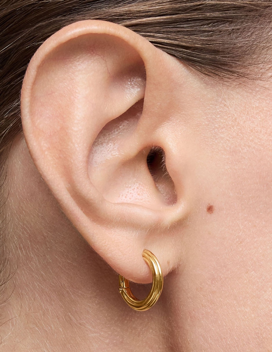 Aretes redondos 1950 de plata 18 K con acabado brillante 6