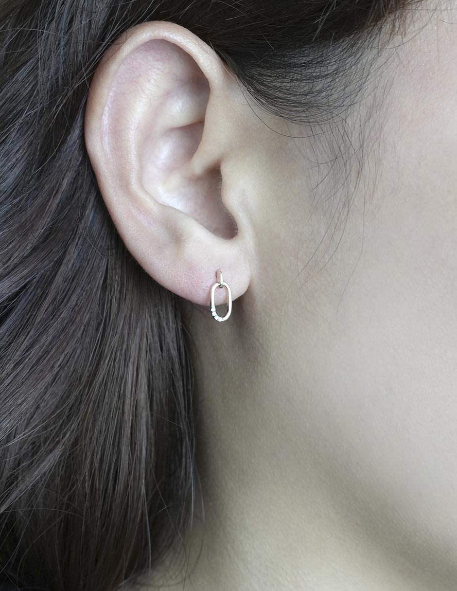 Aretes cortos ovalados de oro 14 K con acabado pave diamante 4
