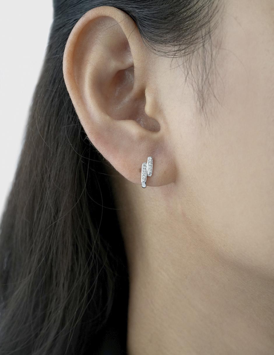 Aretes de 14 k con acabado baño de oro blanco diamante 4