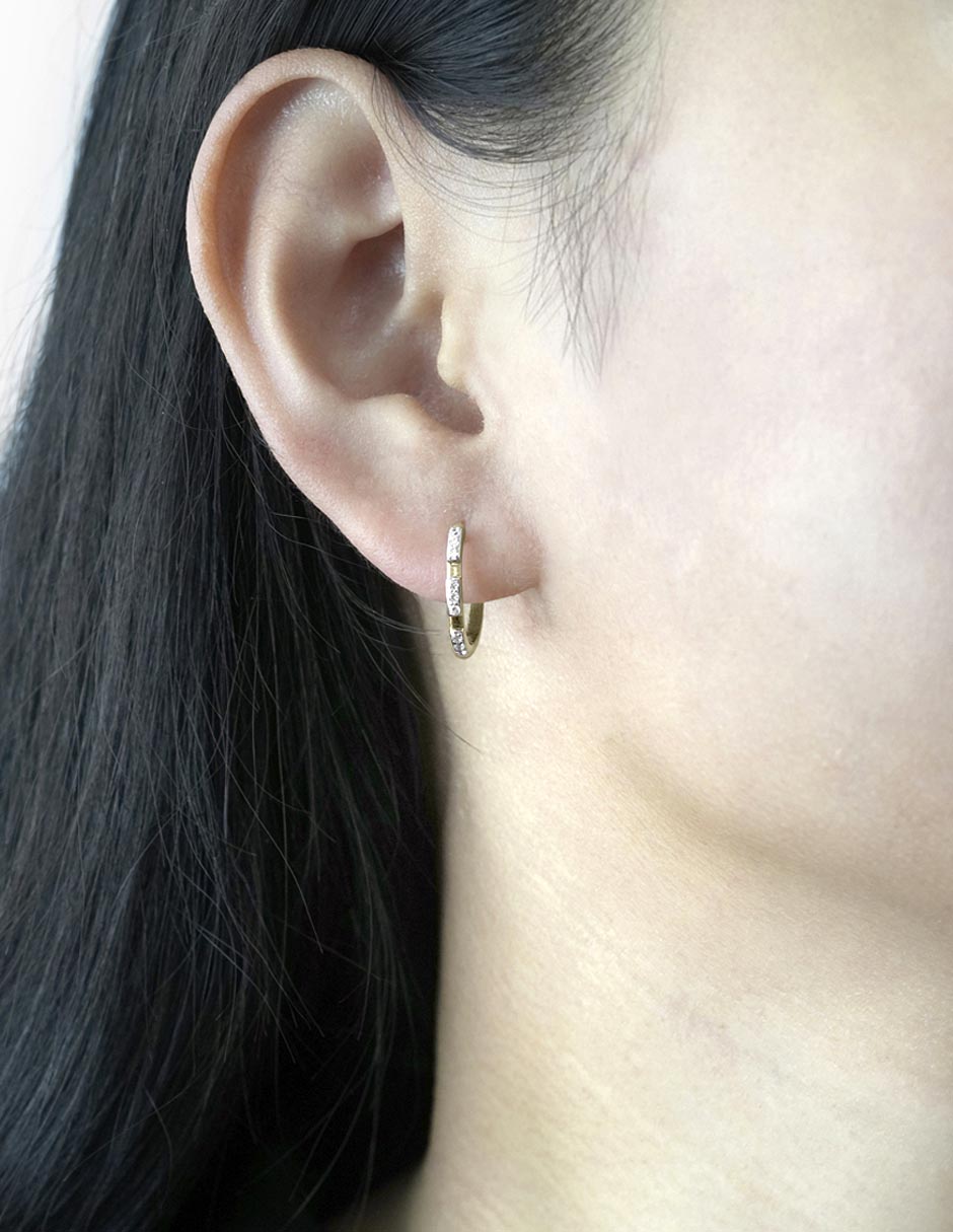 Aretes cortos circular de oro 14 k con acabado pavé diamante 4