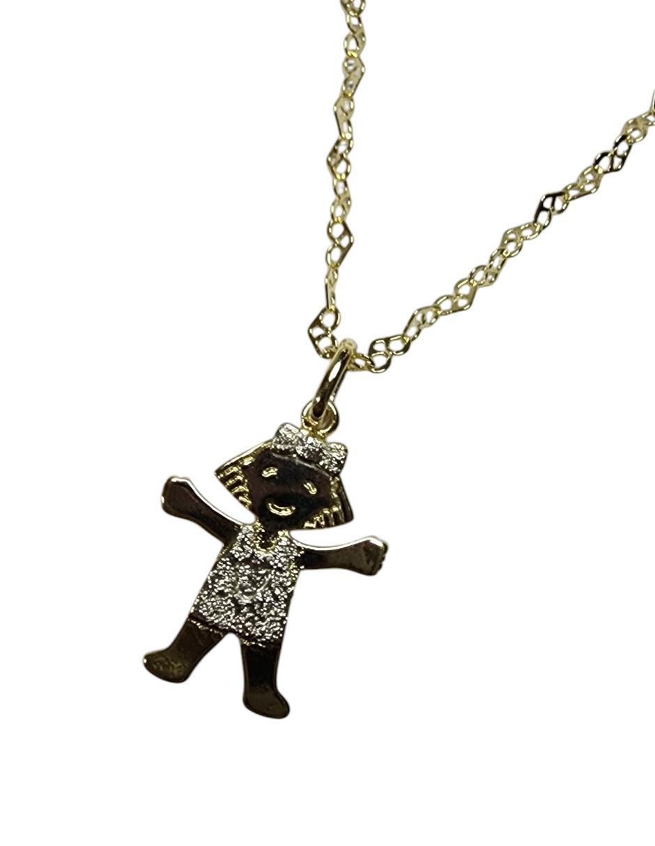 Collar con dije de niña de oro laminado 2