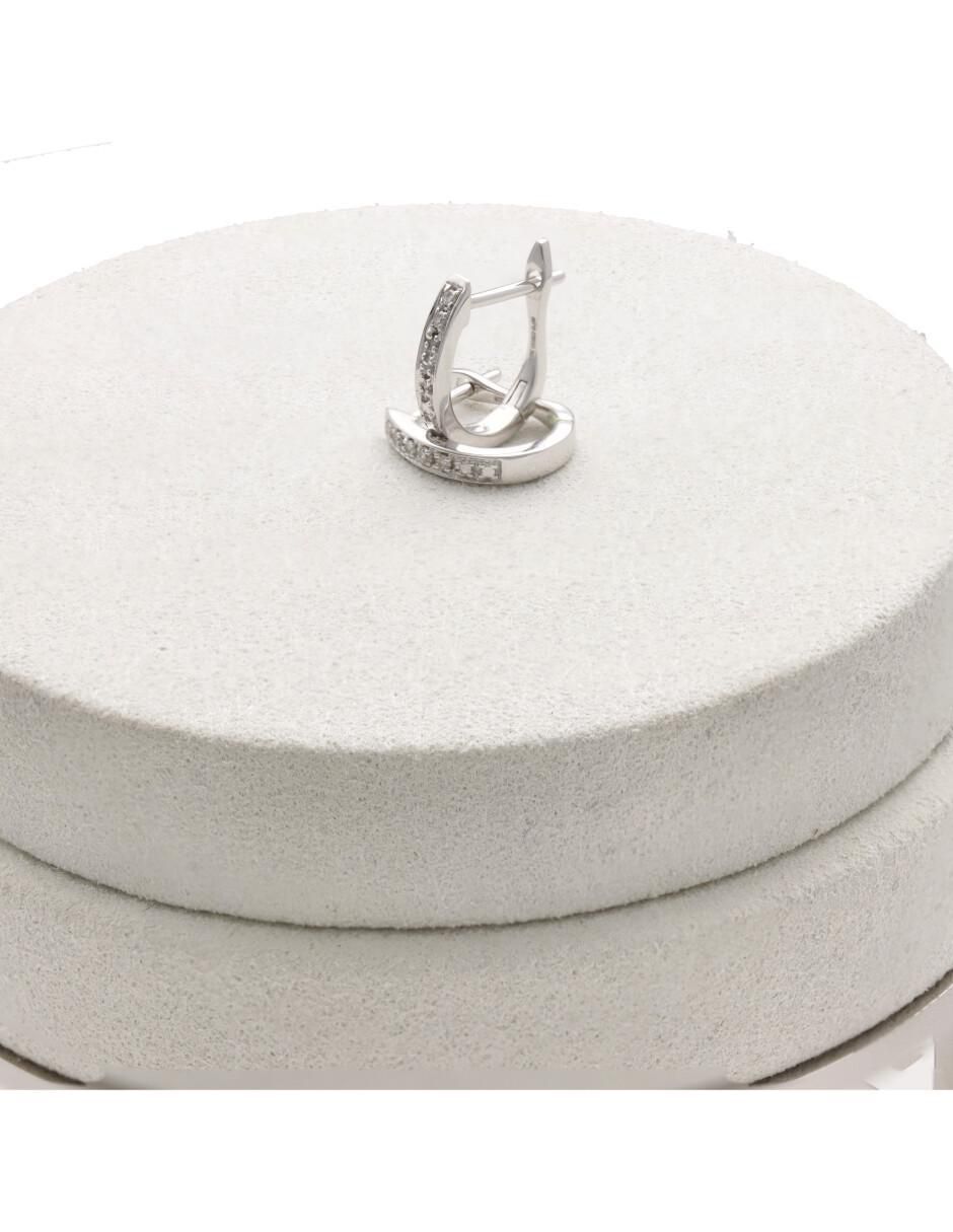 Arracadas de oro blanco con acabado brillante diamante 2