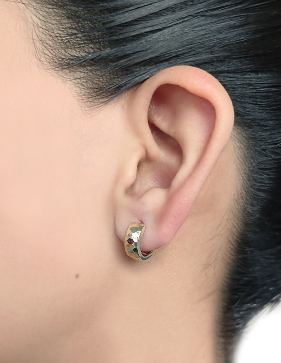 Aretes redondos de oro 14 K con acabado texturizado 3