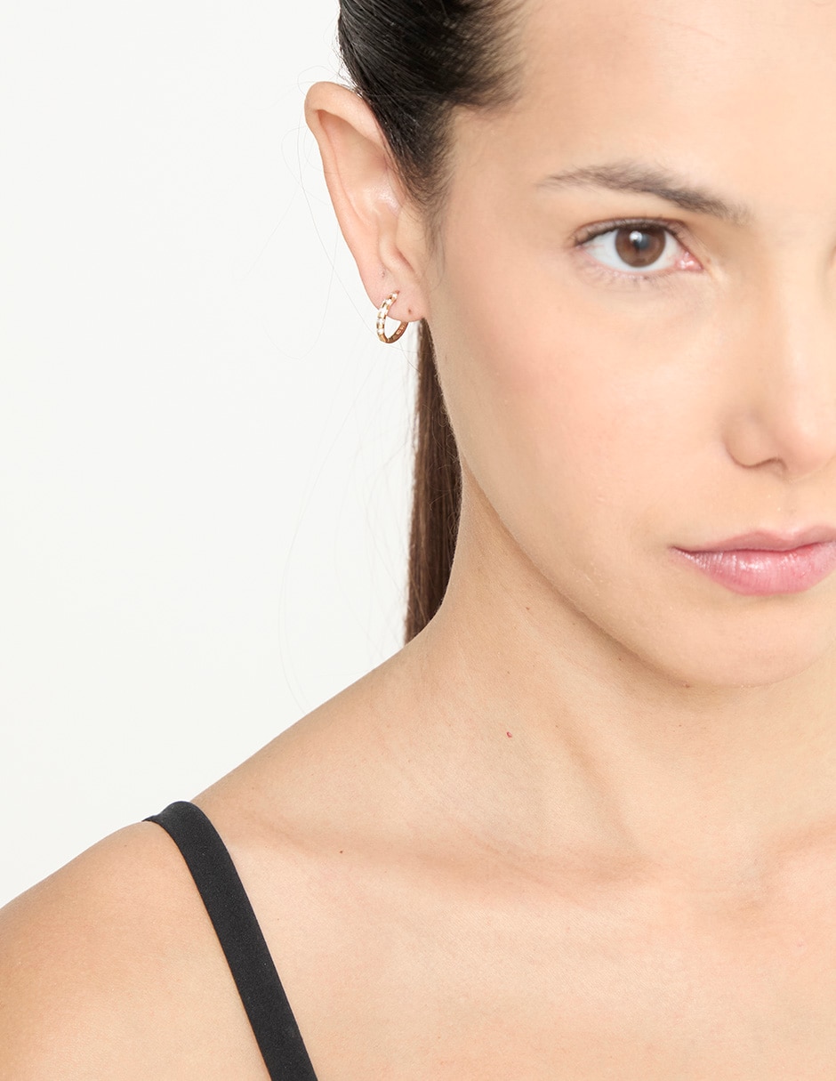 Aretes huggies de oro 14 K con acabado pavé diamante 4