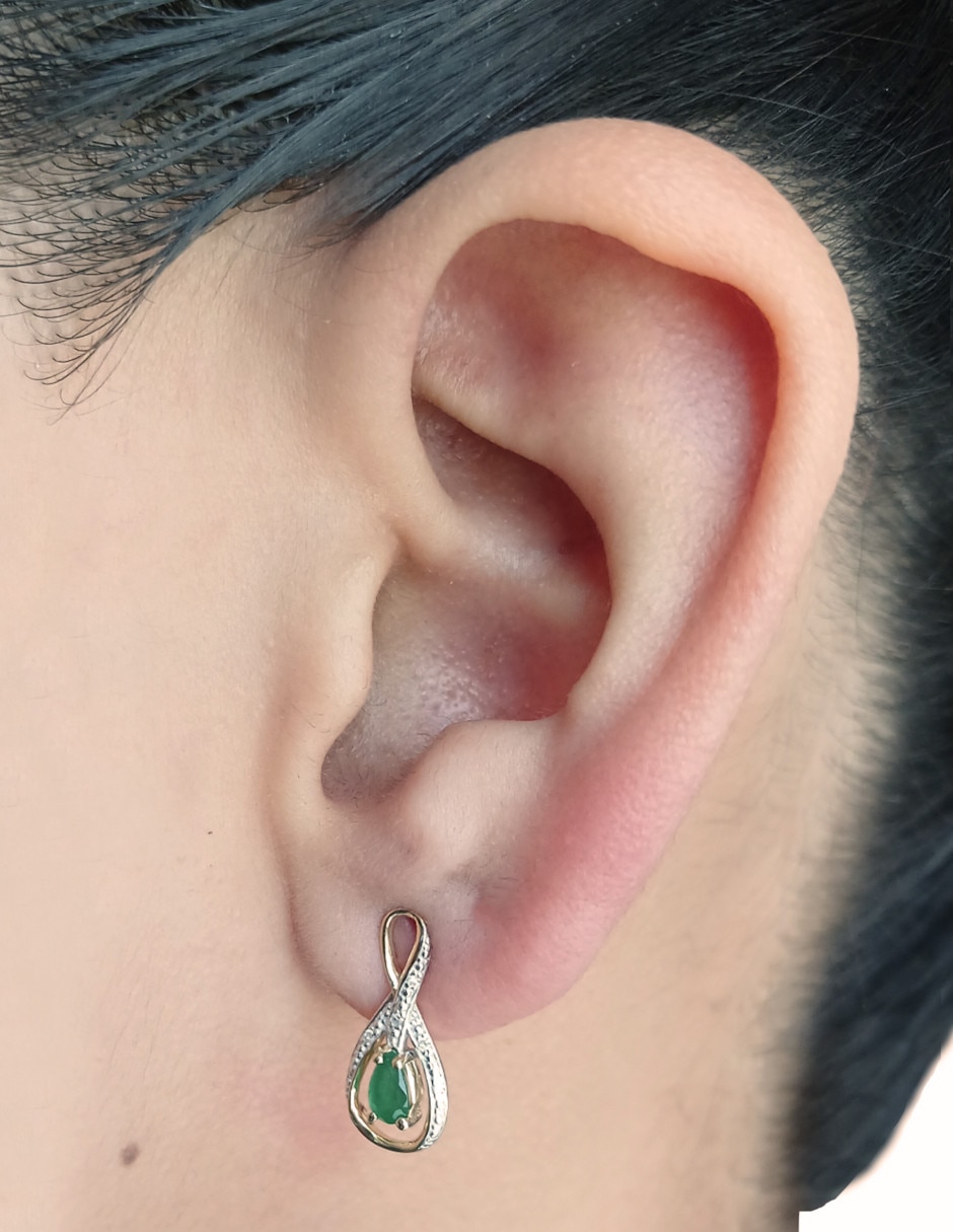 Broqueles de infinito de oro 14 K con acabado liso esmeralda y diamante 2