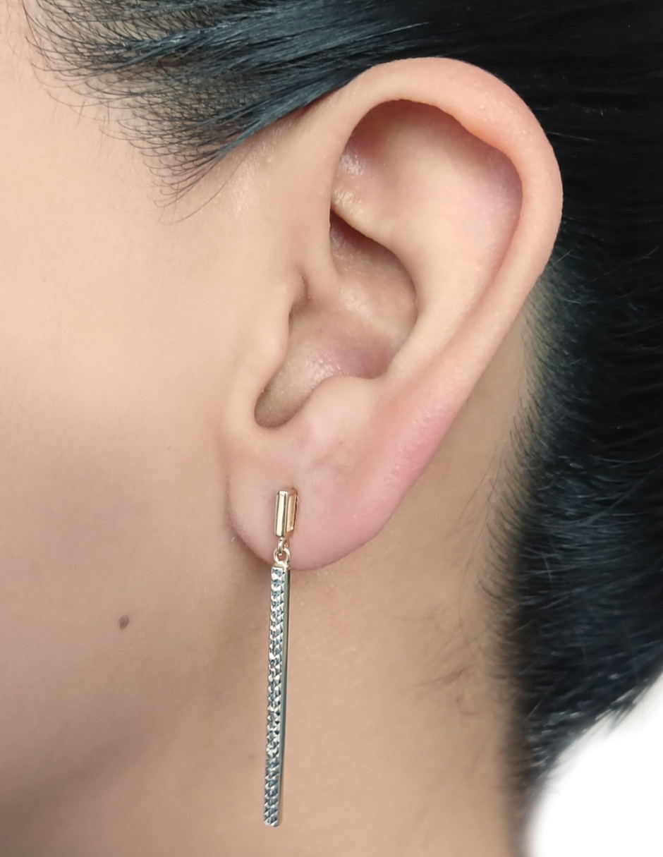 Aretes de letra i de oro 14 K con acabado texturizado