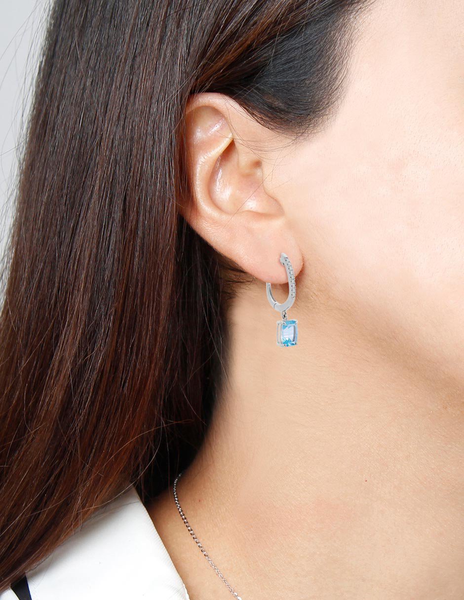Aretes cuadrados de oro con acabado espejo topacio y diamante 3