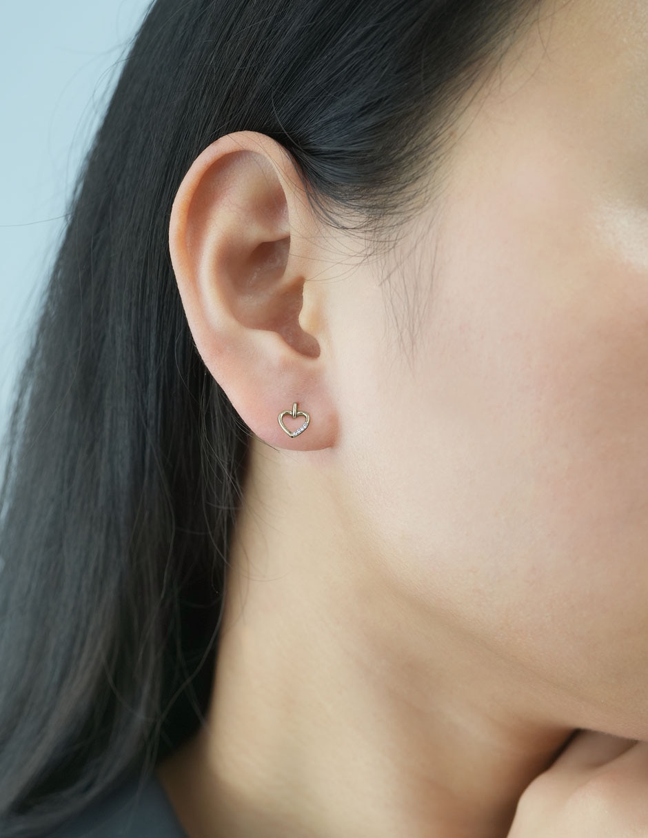 Aretes cortos de corazón de oro 14 k con acabado pavé diamante 4