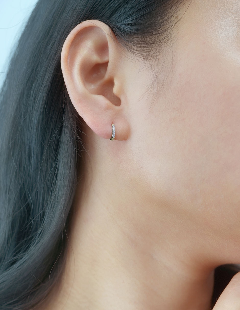 Aretes huggies de oro 14 K con acabado pavé diamante
