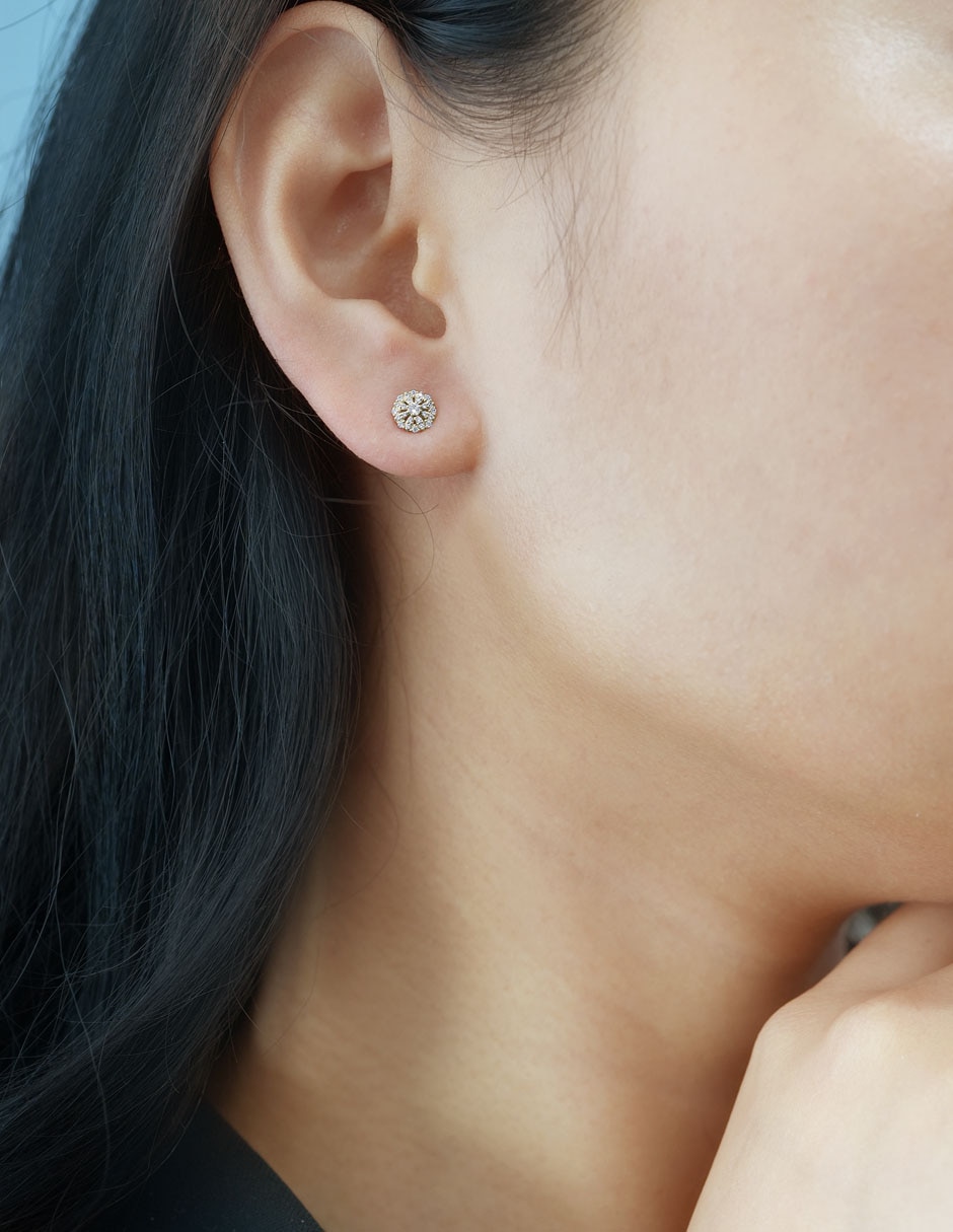 Broqueles de flor de oro 14 K con acabado pavé diamante 4